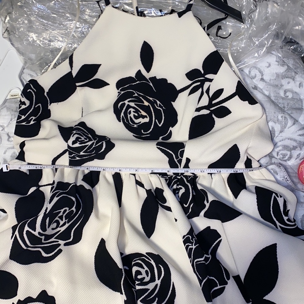 ROMEO + JULIET 🖤🤍ROSES🤍🖤DRESS - Picture 4 of 12